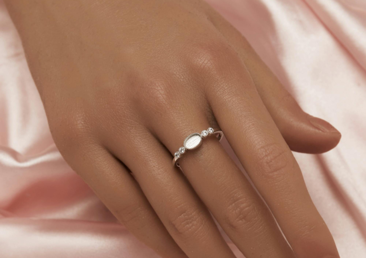 Ring ,Ava‘